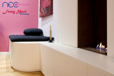 Diseño de salón actual pequeño con paredes rosas y marco de chimenea de metal