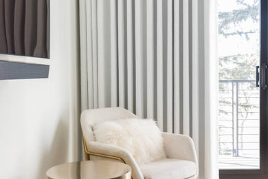Foto de dormitorio contemporáneo con paredes blancas y suelo de madera clara