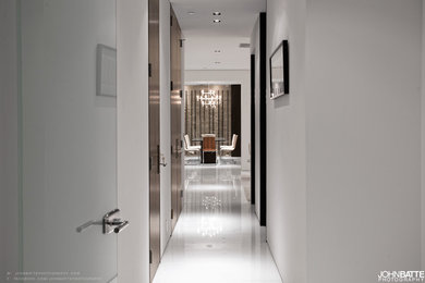 This is an example of a modern hallway in Los Angeles.