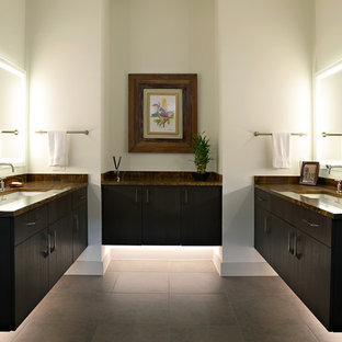 Esempio di una stanza da bagno minimalista con ante lisce, ante marroni, pareti bianche, pavimento con piastrelle in ceramica, lavabo sottopiano, top in onice, pavimento marrone e top marrone