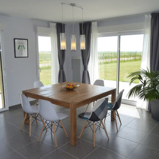 リールの中サイズのコンテンポラリースタイルのLDKの画像 (グレーの壁)