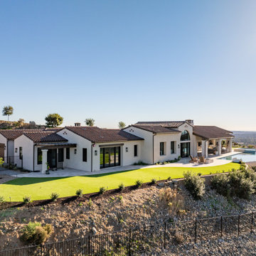 Seamless Indoor-Outdoor Living: A Home Designed for Entertaining and Privacy