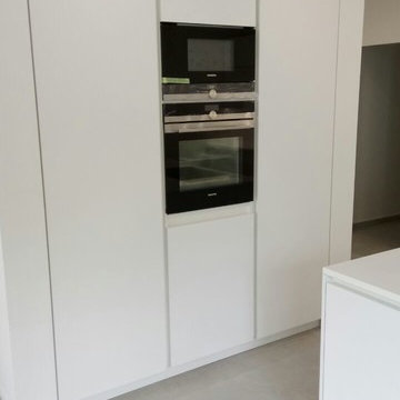 Küche in weiß matt / Mineralwerkstoff