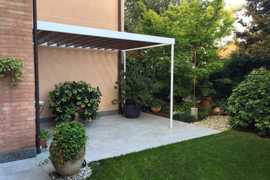 Photo of a contemporary landscaping in Milan.
