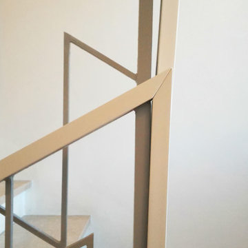 nuovo corrimano in legno laccato bianco opaco su parapetto in ferro eisistente