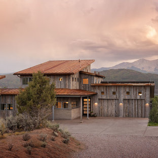 Mittelgroßes, Zweistöckiges, Braunes Country Einfamilienhaus mit Mix-Fassade, Pultdach und Blechdach in Denver