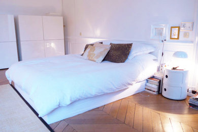 Inspiration pour une grande chambre parentale traditionnelle avec un mur blanc, parquet clair, une cheminée standard et un manteau de cheminée en pierre.
