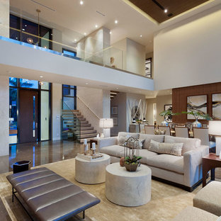 Bild på ett stort funkis allrum med öppen planlösning, med beige väggar, marmorgolv, en bred öppen spis och en spiselkrans i sten