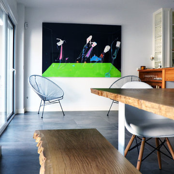 Salón moderno y abierto