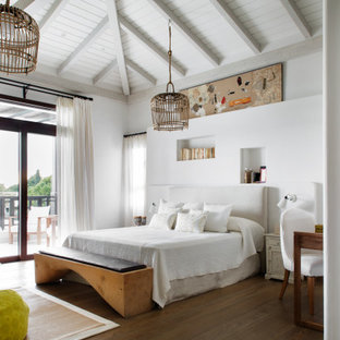 Imagen de dormitorio machihembrado, abovedado y blanco, marinero, con paredes blancas, suelo de madera en tonos medios y suelo marrón