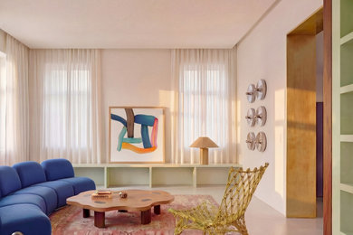 Idee per un soggiorno moderno di medie dimensioni e chiuso con sala formale, pareti bianche, pavimento in cemento, TV a parete, pavimento beige, soffitto ribassato e tappeto