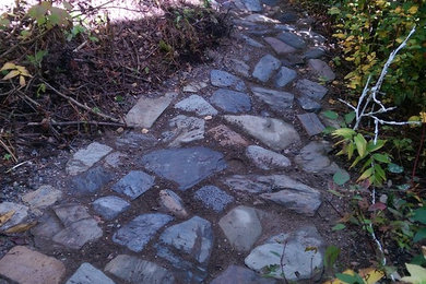 Design ideas for a modern landscaping in Edmonton.