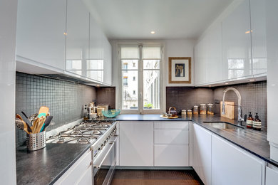 Mid-sized contemporary u-shaped separate kitchen in Paris with an undermount sink, flat-panel cabinets, white cabinets, black splashback, stainless steel appliances and no island.