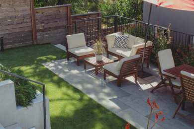 Идея дизайна: двор на заднем дворе в стиле модернизм с мощением тротуарной плиткой