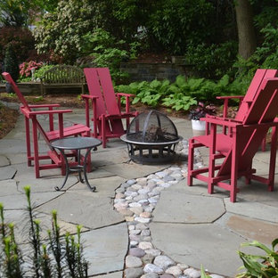Mittelgroßer Stilmix Garten hinter dem Haus mit Feuerstelle und Natursteinplatten in Washington, D.C.