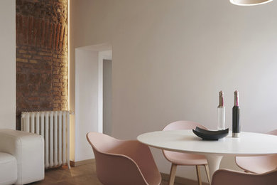 This is an example of a contemporary living room in Rome.