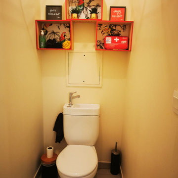 Cabinet de naturopathe : toilette avec évier intégré pour gain de place