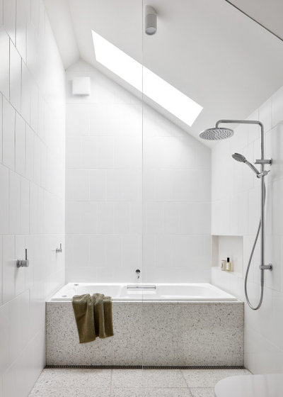 コンテンポラリー 浴室 by Mihaly Slocombe