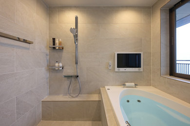 他の地域にあるおしゃれな浴室 (磁器タイル、磁器タイルの床) の写真