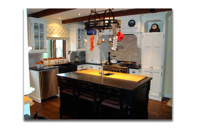 他の地域にあるトラディショナルスタイルのおしゃれなキッチン (白いキャビネット、合板フローリング) の写真