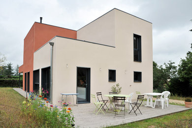 Aménagement d'une façade de maison contemporaine.