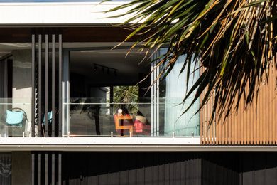 Mid-sized modern deck in Sunshine Coast.