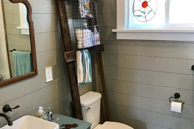 Country bathroom photo in Los Angeles