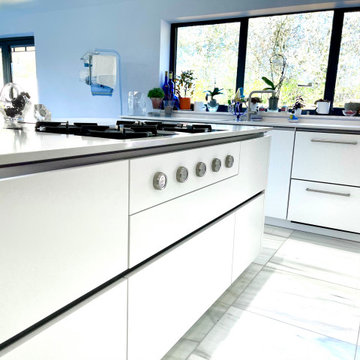 High Gloss White Kitchen with Quartz Worktops and BORA Professional hob