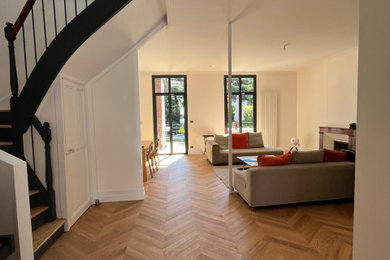 Design ideas for a transitional home design in Toulouse.