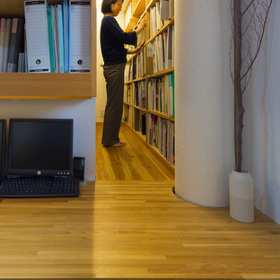 This is an example of a modern home office and library in Tokyo Suburbs.