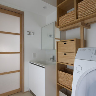大阪のアジアンスタイルのおしゃれなランドリールーム (一体型シンク、オープンシェルフ、中間色木目調キャビネット、白い壁、ベージュの床) の写真