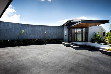 Design ideas for a tropical home design in Sunshine Coast.