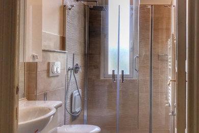 Ispirazione per una stanza da bagno moderna di medie dimensioni