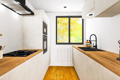 Idées déco pour une petite cuisine parallèle, encastrable et blanche et bois moderne fermée avec un évier 2 bacs, des portes de placard grises, un plan de travail en bois, parquet clair et machine à laver.