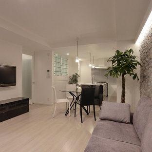 Foto på ett mellanstort funkis allrum med öppen planlösning, med en hemmabar, lila väggar, plywoodgolv, en väggmonterad TV och vitt golv