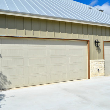 Farmhouse: 3,153 ft²/4 bd/3 bth/2ST