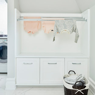 Idéer för stora vintage u-formade vitt tvättstugor enbart för tvätt, med en undermonterad diskho, luckor med infälld panel, vita skåp, bänkskiva i kvarts, grå väggar, klinkergolv i porslin, en tvättmaskin och torktumlare bredvid varandra och flerfärgat golv