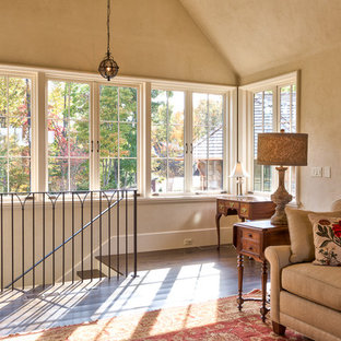Modelo de salón para visitas tipo loft, mediterráneo, de tamaño medio, con paredes beige y suelo de madera oscura
