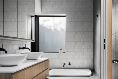 メルボルンにある北欧スタイルのおしゃれな浴室の写真