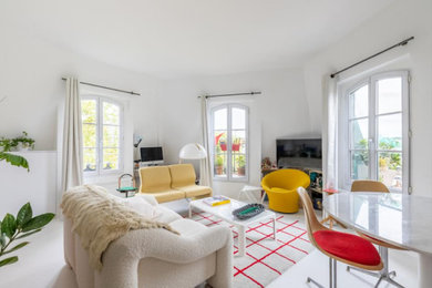 Exemple d'une petite salle de séjour tendance fermée avec sol en béton ciré et un sol blanc.