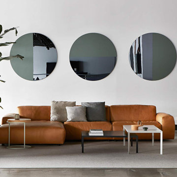 Hell gestaltetes Wohnzimmer mit modernem Ecksofa