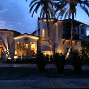 Großes, Einstöckiges, Beigefarbenes Tropisches Haus mit Putzfassade und Walmdach in Orlando