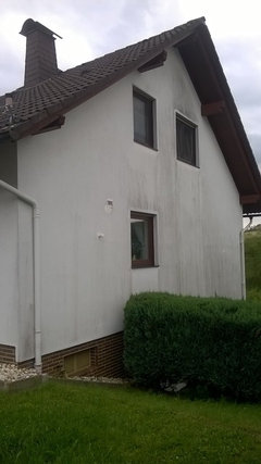 Fassadenfarbe - Haus mit braunen Fenstern