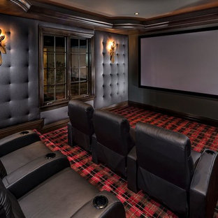 Idée de décoration pour une salle de cinéma tradition fermée avec un mur gris, moquette, un téléviseur encastré et un sol multicolore.