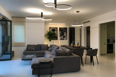 Идея дизайна: гостиная комната среднего размера, в белых тонах с отделкой деревом:: освещение в современном стиле с белыми стенами, полом из керамогранита и белым полом