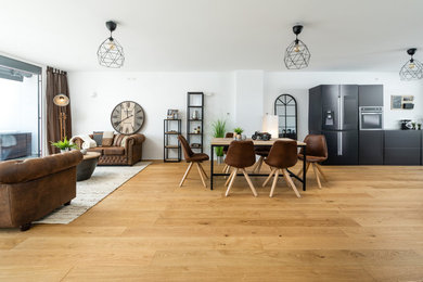 This is an example of an industrial living room in Munich.