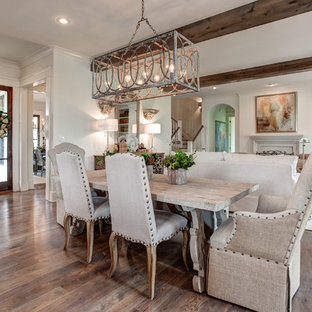 リトルロックの広いトラディショナルスタイルのLDKの画像 (白い壁、無垢フローリング、コーナー設置型暖炉)