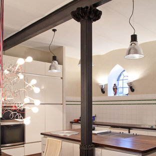 ボンの広い地中海スタイルのLDKの画像 (ベージュの壁、無垢フローリング)