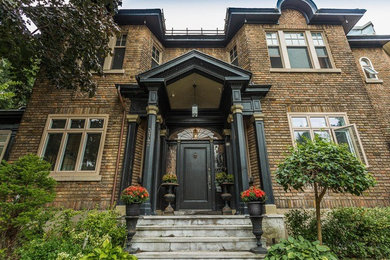 Example of a classic home design design in Montreal