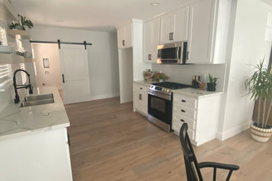 Kitchen - farmhouse kitchen idea in Sacramento